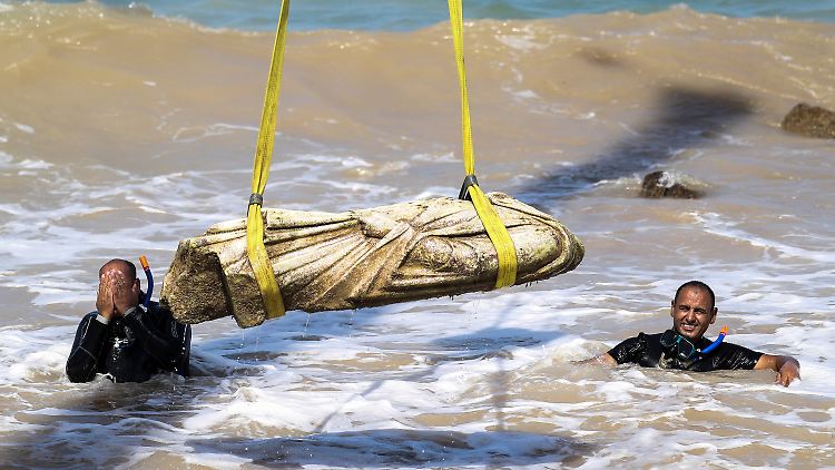 Ein antikes Artefakt wird im Hafen von Abu Qir in Alexandria vom Meeresgrund geborgen.