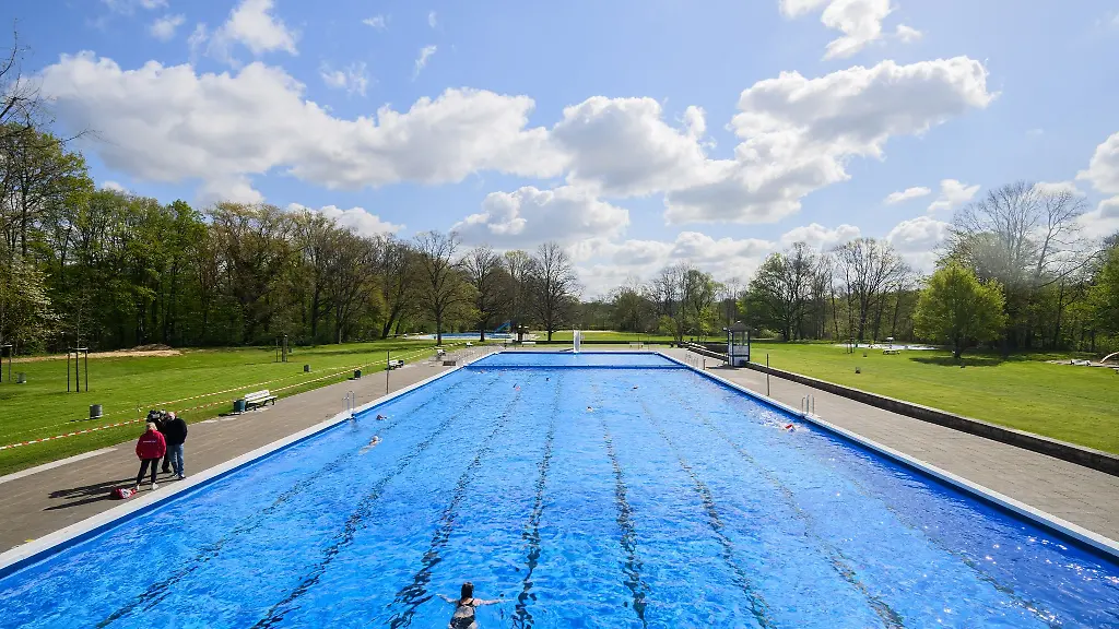Badegaeste-schwimmen-beim-Anbaden-im-Freibad-Annabad