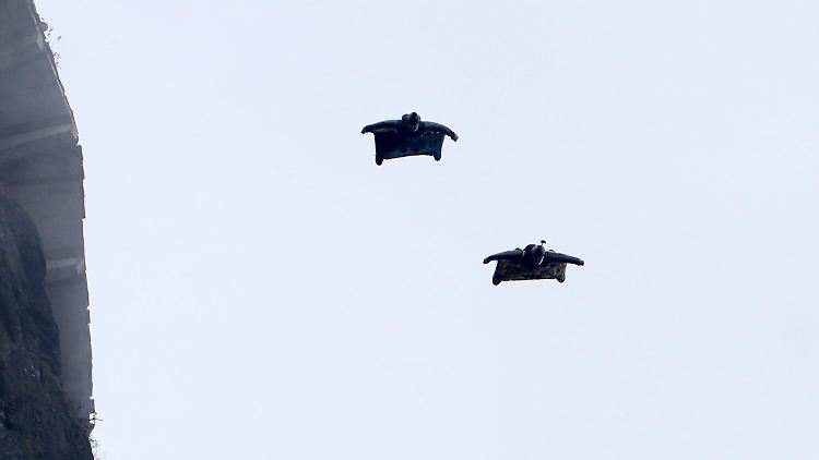 Wingsuits sind spezielle Anzüge, an deren Seiten Stoff wie Flügel ausgebreitet werden kann. (Archivbild)
