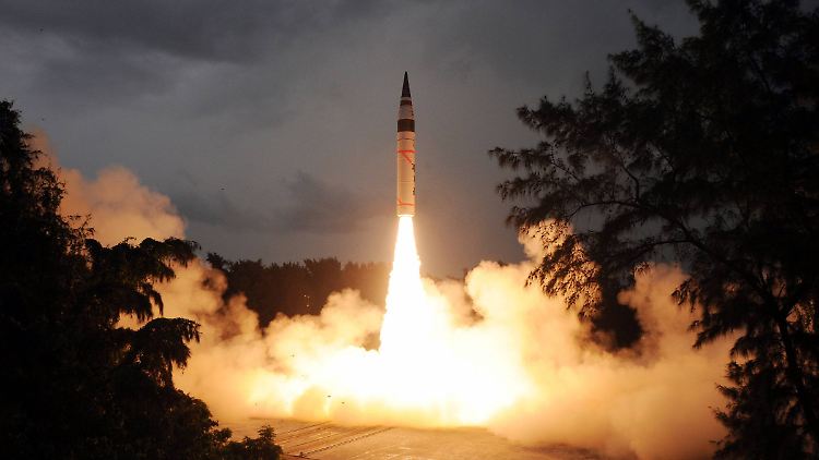 Auf Fotos und Videos fiel die ungewöhnliche Flugbahn der "Agni-5" auf.
