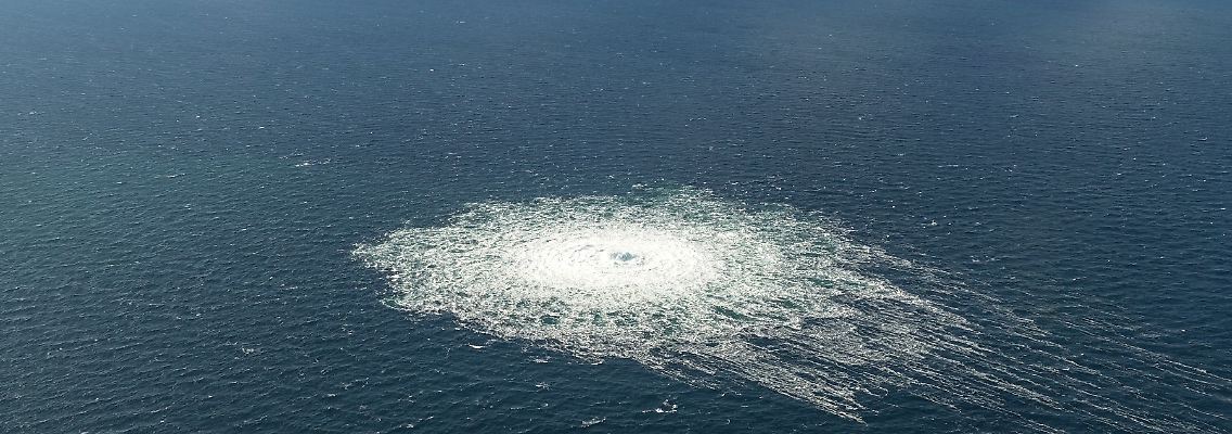 Das vom dänischen Verteidigungskommando zur Verfügung gestellte Foto zeigt das Nord-Stream-2-Gasleck in der Nähe von Bornholm aus der Luft.