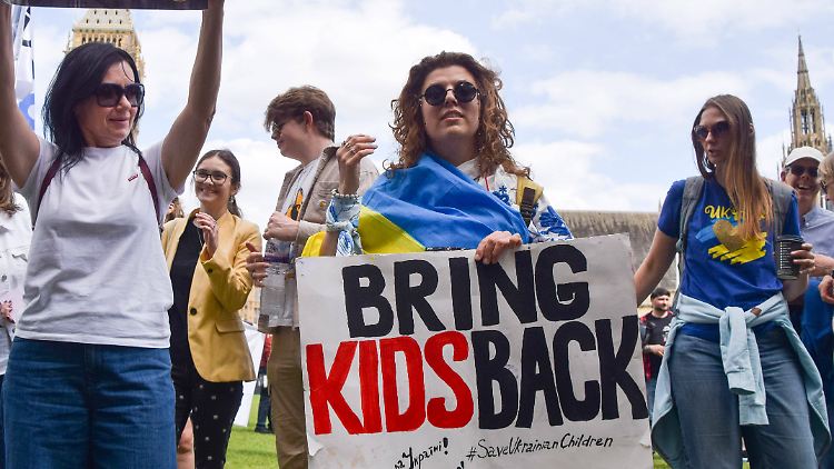 Demonstranten beim "Marsch für die Kinder der Ukraine" in London.