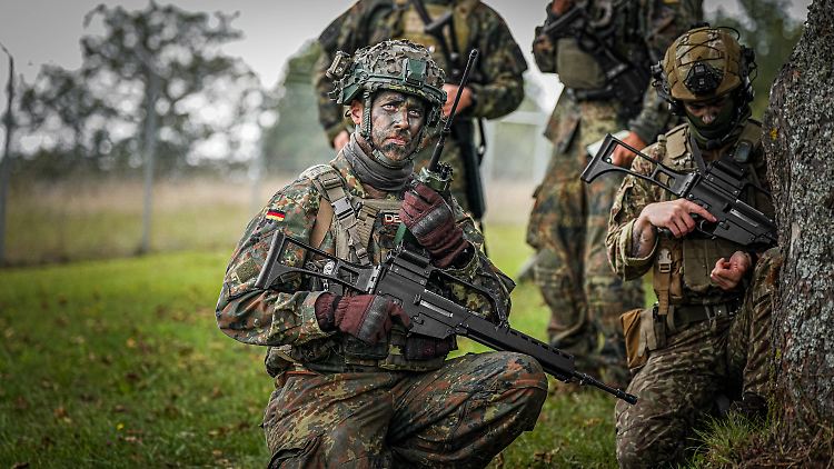 Vom Ziel, die Bundeswehr auf 260.000 aktive Soldaten zu vergrößern, sei die Truppe noch "weit entfernt", sagt der Wehrbeauftragte Otte.