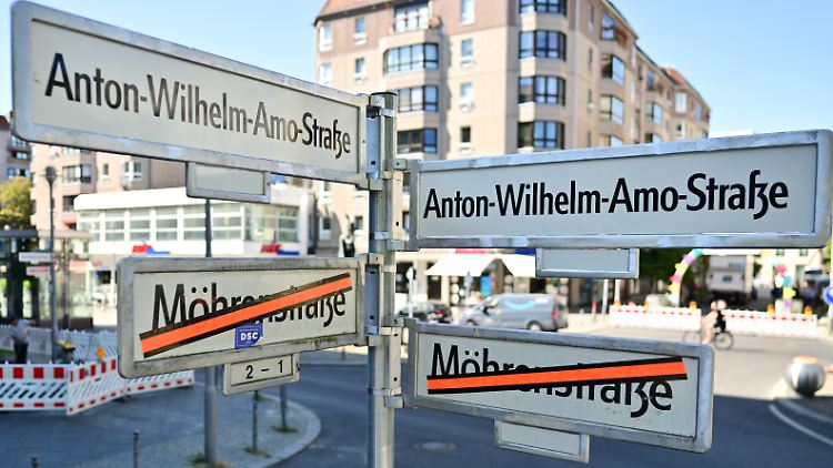 Die durchgestrichenen Schilder sollen noch für sechs Monate bleiben. 