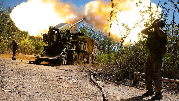 Ukrainische Soldaten feuern eine Panzerhaubitze auf russische Stellungen an der Frontlinie in der Region Saporischschja ab.