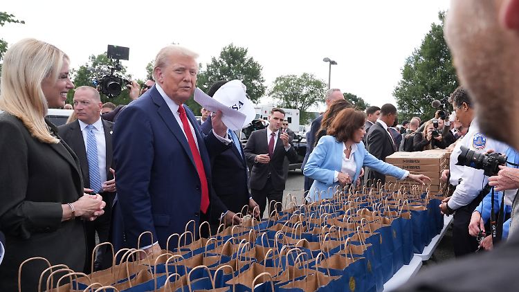 Trump besucht die Polizei. 