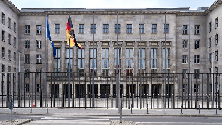 Das Haushaltsloch für 2027 beläuft sich auf etwa 30 Milliarden Euro.