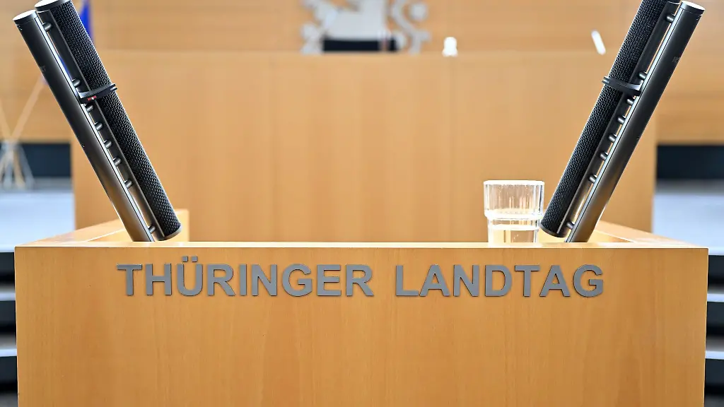 Das-Rednerpult-im-Plenarsaal-des-Thueringer-Landtags