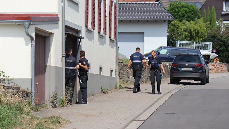 Zum möglichen Tatmotiv machte die Polizei bislang keine Angaben.