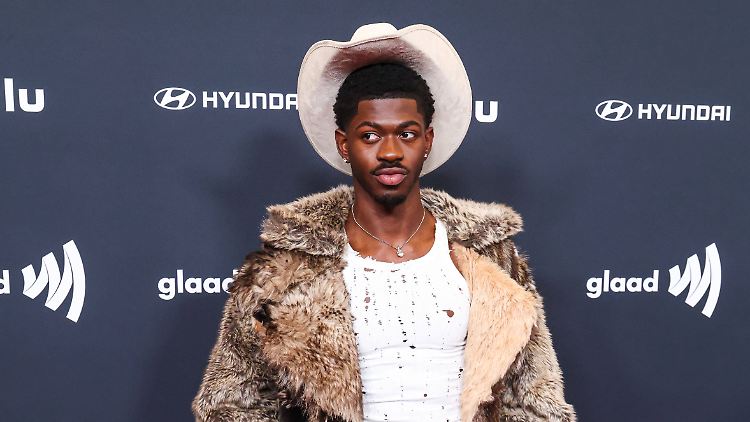 So sieht Lil Nas X aus, wenn er nicht nur Cowboystiefel und einen Schlüpfer trägt.