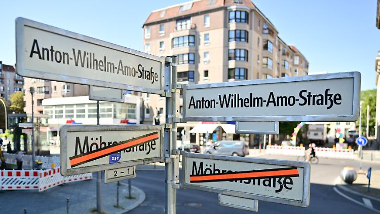Die Schilder für den neuen Straßennamen hängen teils bereits.