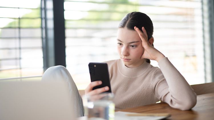 Obwohl Menschen oft viel Zeit auf Social-Media-Plattformen verbringen, bleibt von den Inhalten wenig hängen.
