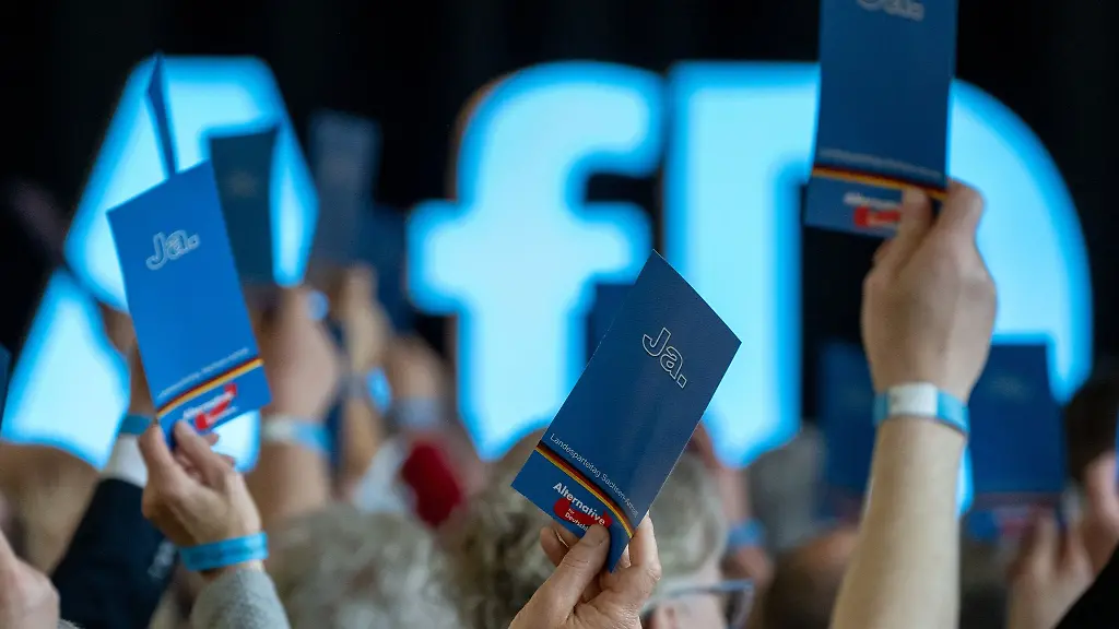 Delegierte-stimmen-auf-dem-Landesparteitag-der-AfD-Sachsen-Anhalt-in-Weissandt-Goelzau-ab