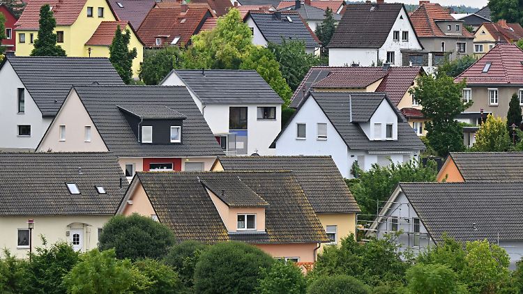 Werden nicht vollständig abbezahlte Immobilien innerhalb der Spekulationsfrist übertragen oder müssen etwa Geschwister ausgezahlt werden, kann es sich lohnen, einen Steuerexperten zurate zu ziehen.