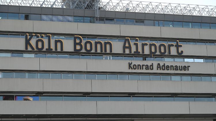Die übrigen Passagiere mussten stundenlang auf einen Ersatzflug warten.