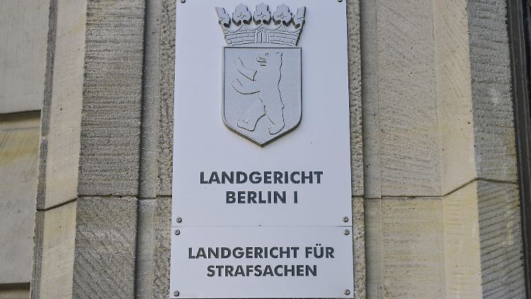 Der 78-jährige Angeklagte wurde zudem mit einem lebenslangen Tätigkeitsverbot belegt. 