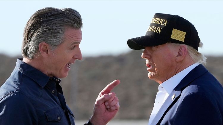 Kurz nach seinem Amtsantritt im Januar flog US-Präsident Donald Trump nach Kalifornien. Er wurde von Gouverneur Gavin Newsom (l.) auf dem Rollfeld empfangen.