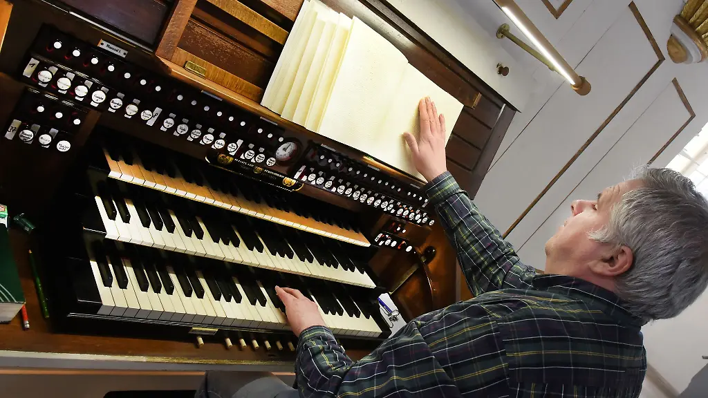 Norbert-Britze-spielt-nach-Noten-in-Brailleschrift-an-der-Orgel-aus-dem-Jahr-1907