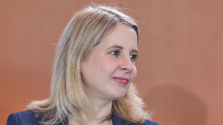 Hubertz nimmt sich die Genossinnen Schwesig und Nahles zum Vorbild. 