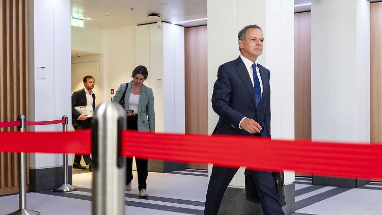 Er könne "nicht weiter als Außenminister agieren", sagt Veldkamp. 