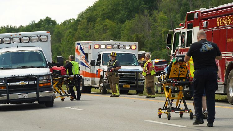 Rettungskräfte eilen zur Unfallstelle des Reisebusses. 