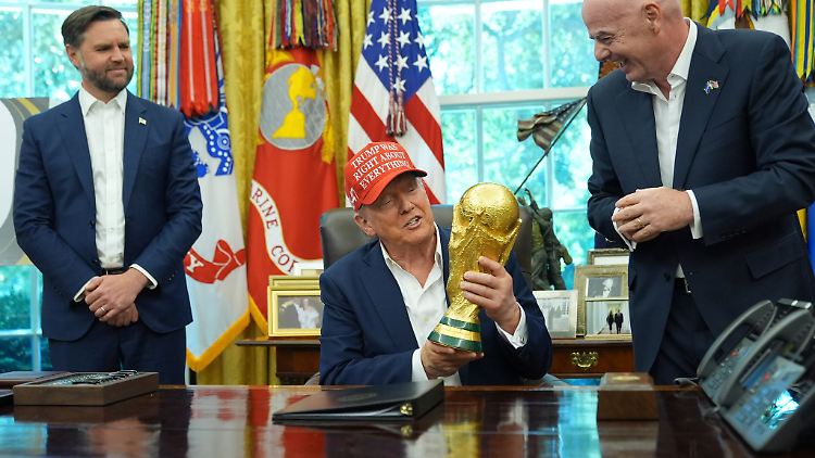 Donald Trump mag den WM-Pokal.