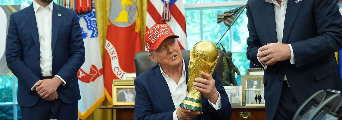 Donald Trump präsentiert den WM-Pokal