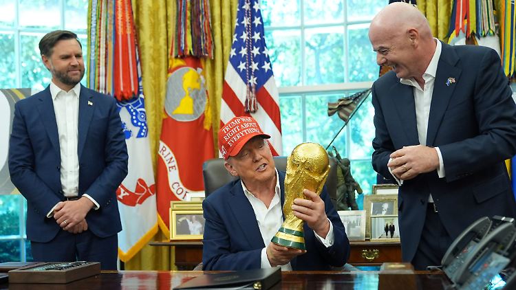 Donald Trump präsentiert den WM-Pokal im Weißen Haus.
