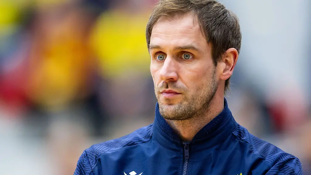 Trainer-Felix-Koslowski-steht-am-Spielfeldrand