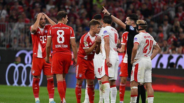 Joshua Kimmich wirkt auf Schiedsrichter Florian Badstübner ein.