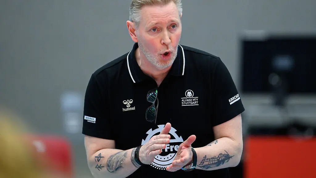 Stuttgarts-Trainer-Tore-Aleksandersen-klatscht-in-die-Haende