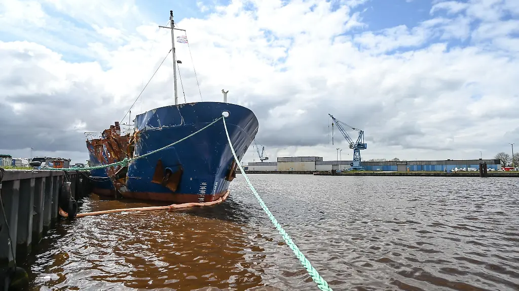 Das-schwer-beschaedigtes-Kuestenmotorschiff-liegt-vor-einer-Werft-in-Emden