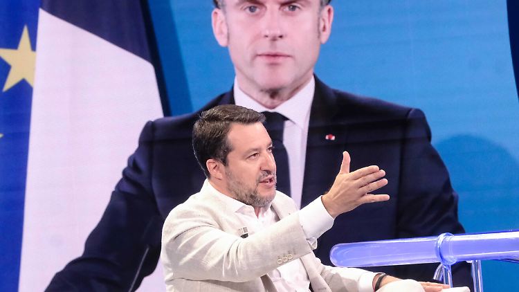 In der Öffentlichkeit beleidigte Salvini Macron als "Schwätzer" und "Bombenwerfer".