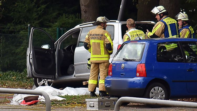Kräfte der Feuerwehr sind an der Unfallstelle im Einsatz.