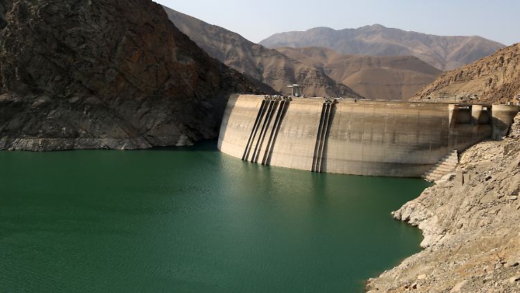 Der Pegelstand des Amir-Kabir-Staudamms ist auf einen historischen Tiefststand gesunken - einer der fünf wichtigsten Stauseen, die die iranische Hauptstadt Teheran mit Wasser versorgen.