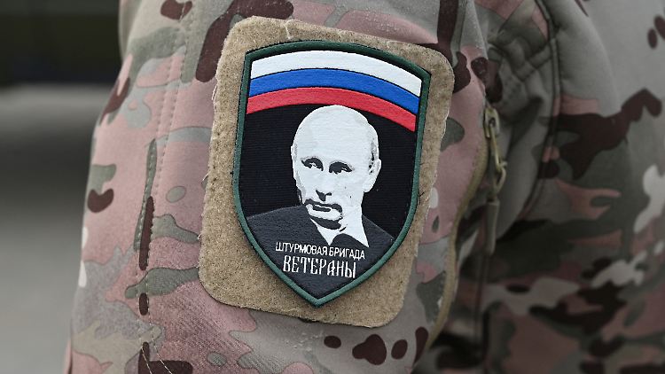 Ein russischer Soldat trägt einen Aufnäher mit dem Konterfei des russischen Präsidenten Wladimir Putin während einer Zeremonie im Februar in Rostow am Don.