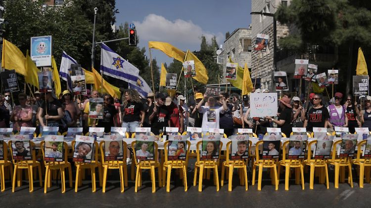 Immer wieder demonstrieren Angehörige der israelischen Geiseln gegen Netanjahus Regierung - sie fordern vom Premier einen Deal für die Freilassung "noch heute".