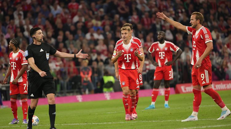 Schiedsrichter Florian Badstübner löste die Situation nicht ganz regelkonform, aber im Sinne des Fußballs.