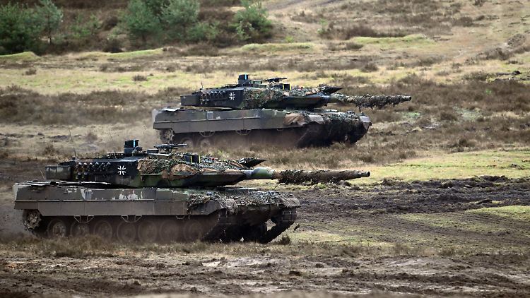 Panzer des Typs Leopard hat die Ukraine bereits aus Deutschland bekommen. Hier fahren sie noch über den Truppenübungsplatz Senne in Nordrhein-Westfalen.