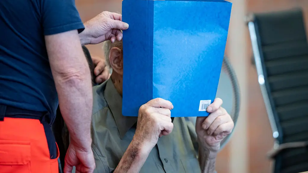 Der-Angeklagte-kommt-zur-Urteilsverkuendung-ins-Landgericht-Neuruppin