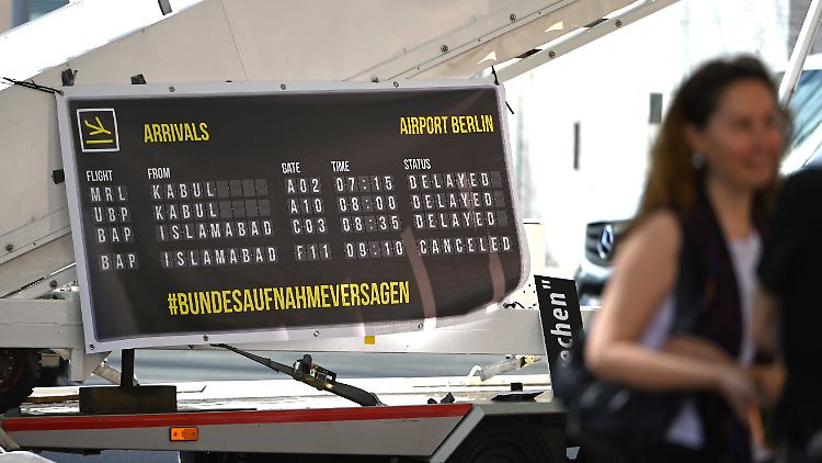 Protestaktion am Weltflüchtlingstag: Über 2000 Menschen aus Afghanistan warten seit Jahren auf die zugesagte Ausreise nach Deutschland.