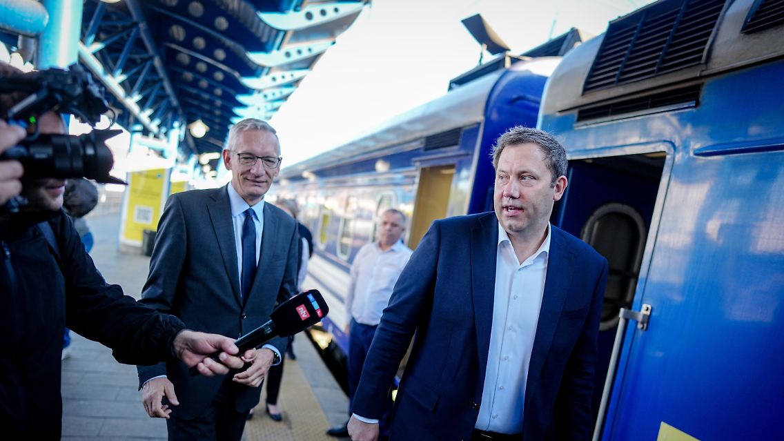 Der Vizekanzler kommt am Morgen mit dem Sonderzug in Kiew an und wird vom deutschen Botschafter in der Ukraine, Martin Jäger (l), begrüßt.