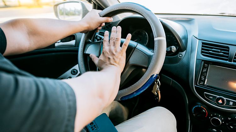Die Hupe gehört seit vielen Jahrzehnten zur Standard- und Pflichtausstattung von Autos. Dass sie im Alltag oft auch aus Ungeduld oder Frust missbräuchlich eingesetzt wird, gehört zu ihrer ambivalenten Rolle im Straßenverkehr.