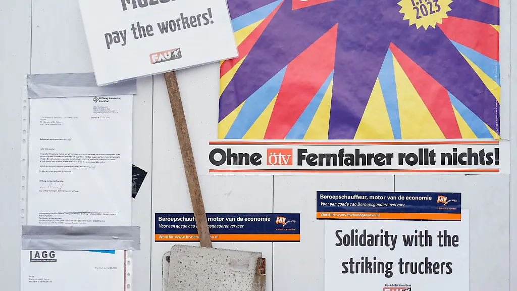 An-der-Tuer-eines-Lastwagenanhaengers-sind-auf-der-Raststaette-Graefenhausen-West-Solidaritaetsbekundungen-und-Streikslogans-angebracht