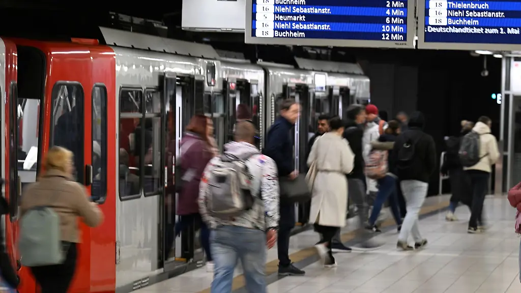 Reisende-verlassen-die-U-Bahn-der-KVB-am-Hauptbahnhof