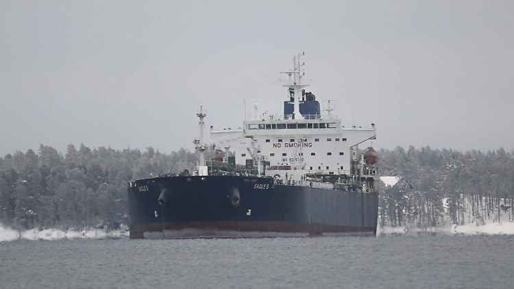 Dem Kapitän und zwei Offizieren des Öltankers