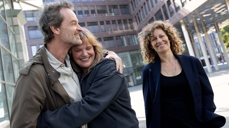 Die Schauspieler Jörg Hartmann, Stefanie Reinsperger und Alessija Lause  (v.l.n.r.) am Set des Dortmunder "Tatort".