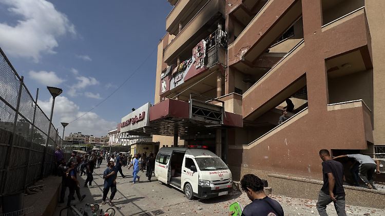 Der zweite Angriff habe sich ereignet, nachdem Rettungskräfte und Journalisten zur Klinik geeilt waren, so Augenzeugen.