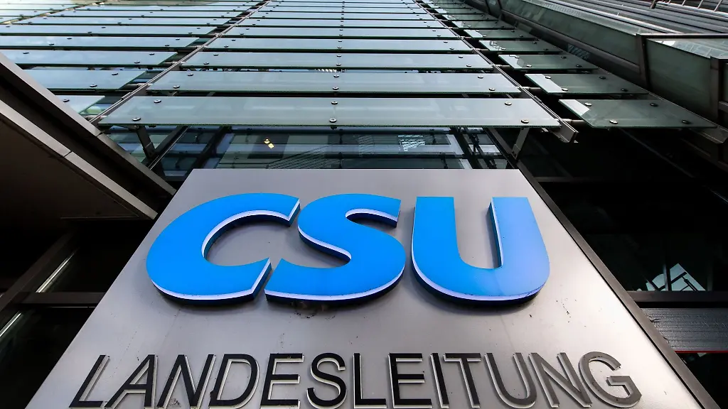 Der-Schriftzug-CSU-Landesleitung-ist-an-der-CSU-Zentrale-zu-sehen