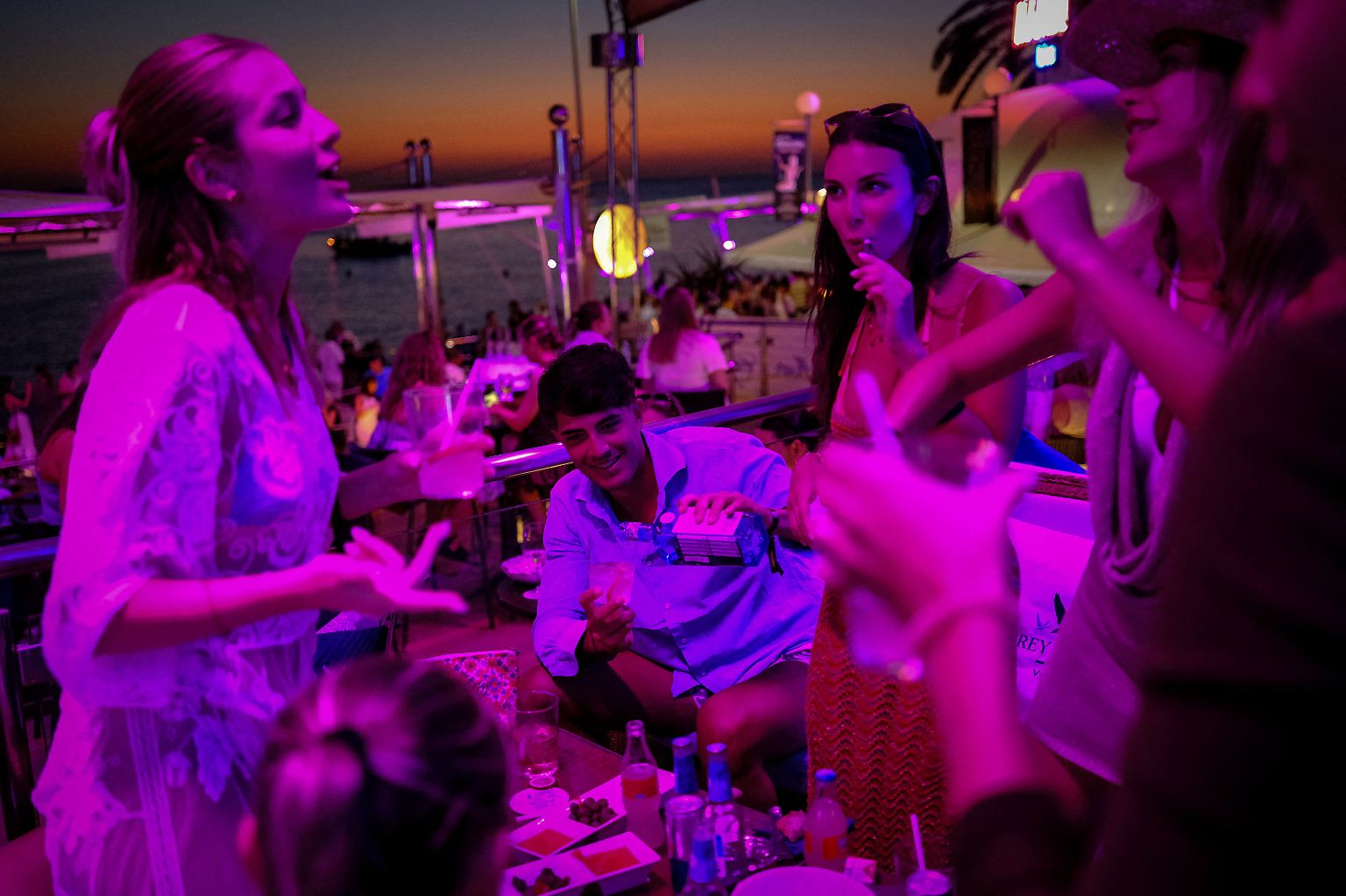 Es ist eine weitere Nacht, eine weitere Party in einem Hotel auf Ibiza. 